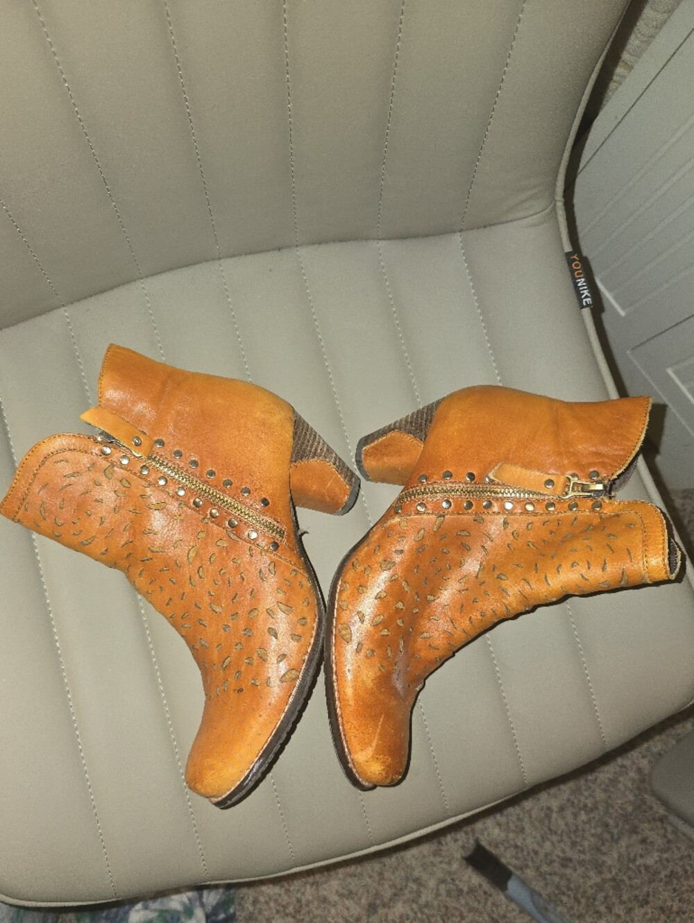 LArtiste ORANGE ankke Boots!
